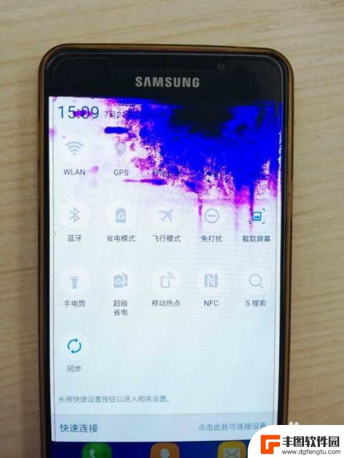 手机屏幕有彩色斑块 手机屏幕突然出现彩色斑点怎么办