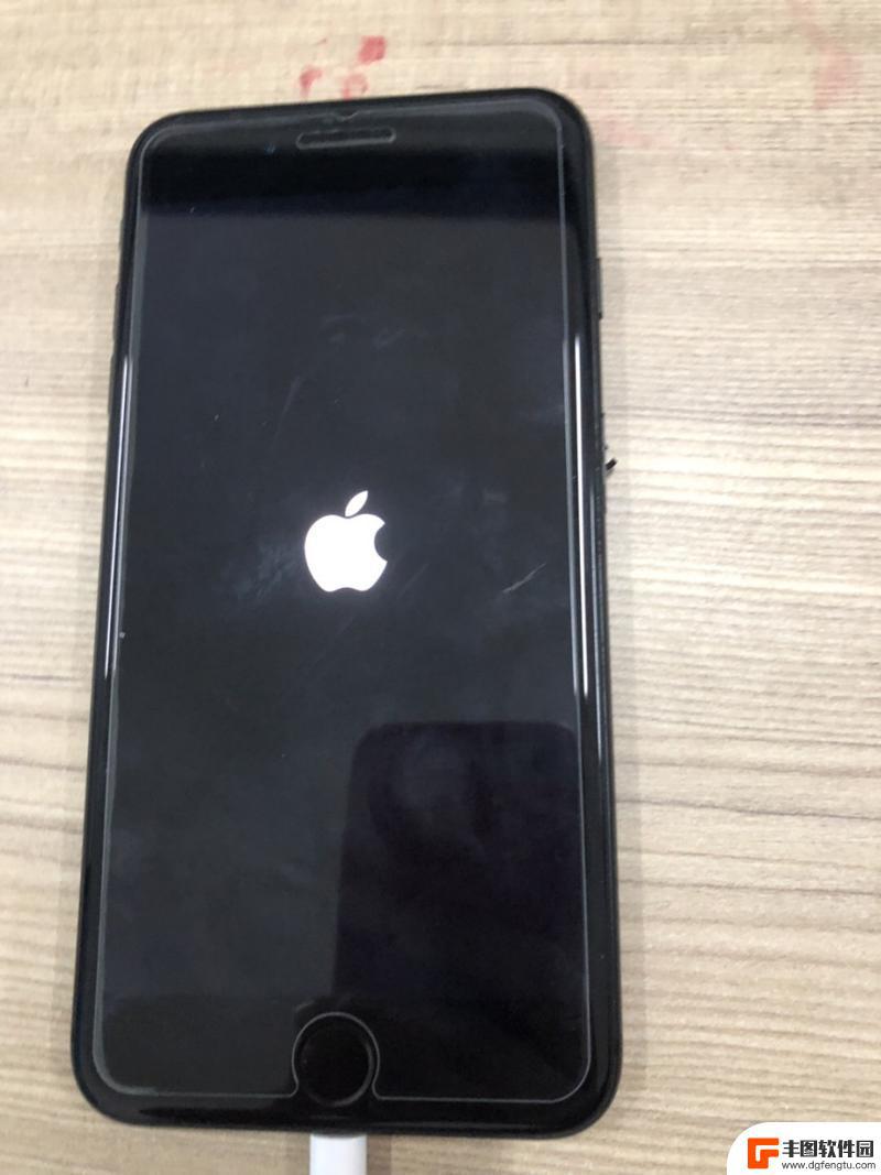 苹果手机7p黑屏了 苹果iPhone7 plus黑屏无法开机怎么办