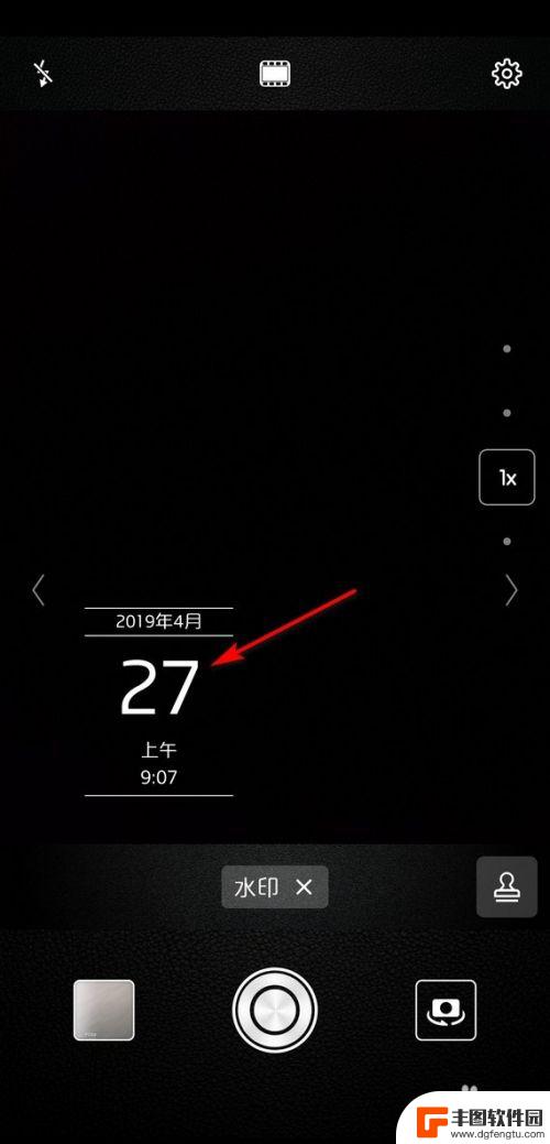 手机摄像怎么设置时间 华为手机拍照如何设置时间和日期显示