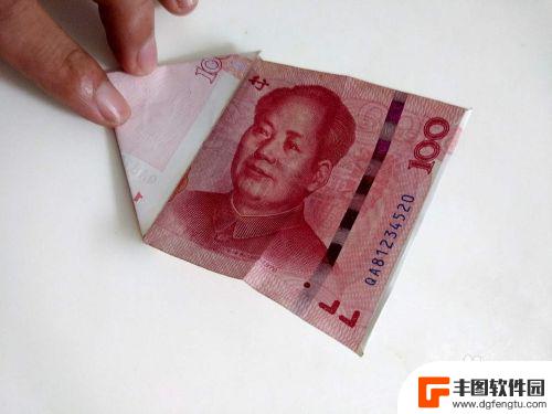 100元纸币折爱心简单折法 用100元叠心的折纸方法