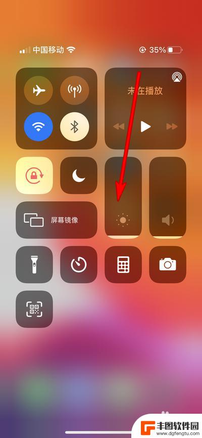 iphone12pro手机屏幕黑白 iPhone 12 Pro Max界面变成黑色如何恢复