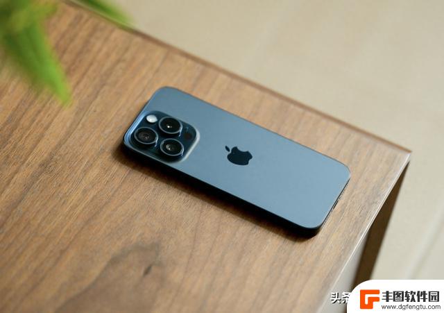 iPhone 15 Pro价格再次降低，库克是否妥协了？网友无奈称只能接受6848元