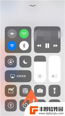 苹果手机从下往上滑的功能怎么设置 怎么让iPhone屏幕底部上滑显示控制中心