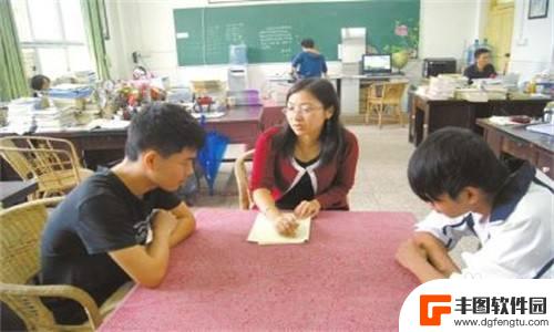 学生玩手机怎么专注 学生在学校偷偷玩手机的后果