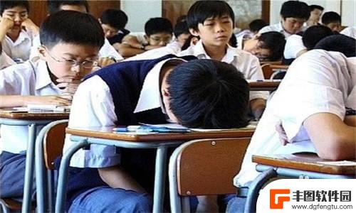 学生玩手机怎么专注 学生在学校偷偷玩手机的后果